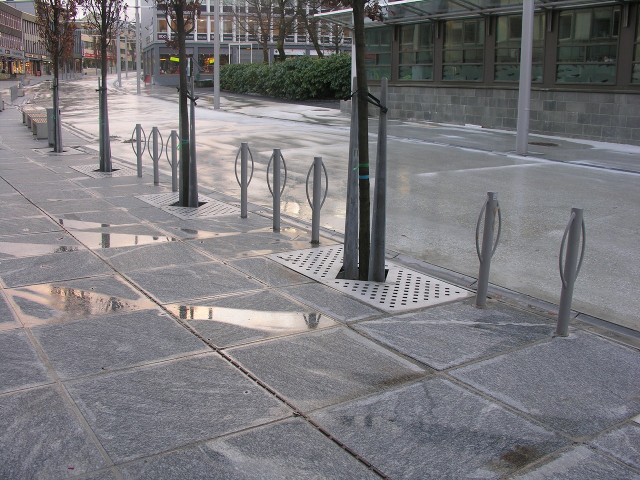 Heller og kantstein av granitt, Bergen, Nesttun Torg granitt